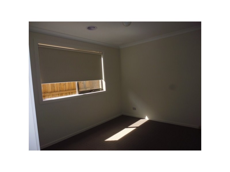 8 Mayflower Drive, Cranbourne West VIC 3977