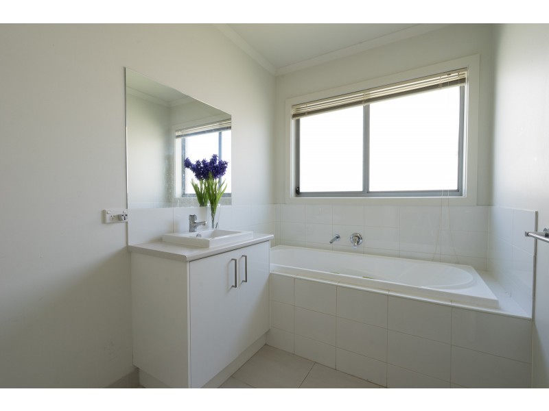 2/12 Bradford Drive, Carrum Downs VIC 3201