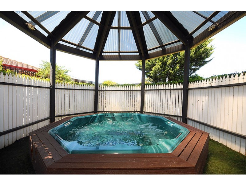 2 Woodvale Drive, Carrum Downs VIC 3201