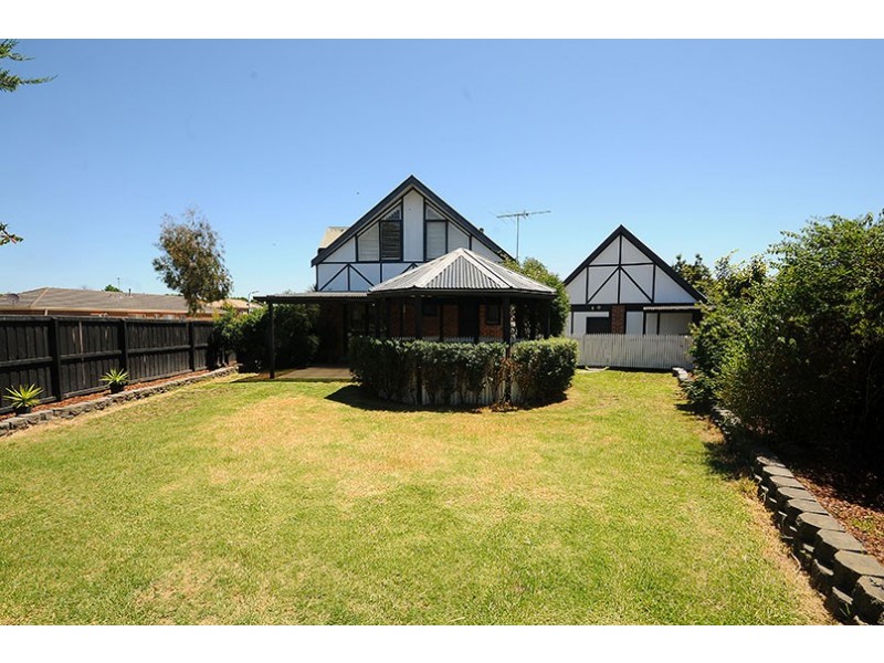 2 Woodvale Drive, Carrum Downs VIC 3201