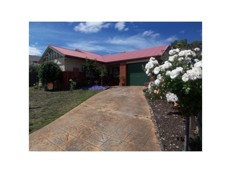 4 Daina Court, Skye VIC 3977