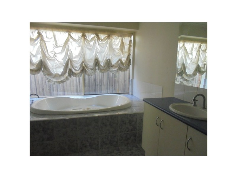 3 Essex Close, Cranbourne VIC 3977