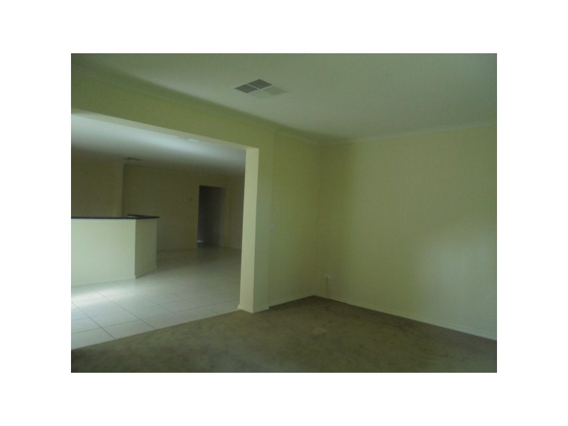 3 Essex Close, Cranbourne VIC 3977