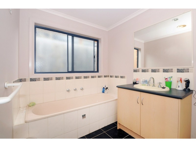 16 Clancy Crescent, Carrum Downs VIC 3201