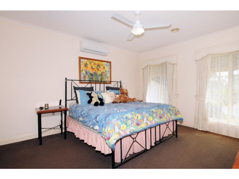 8 Windsor Grange Court, Skye VIC 3977