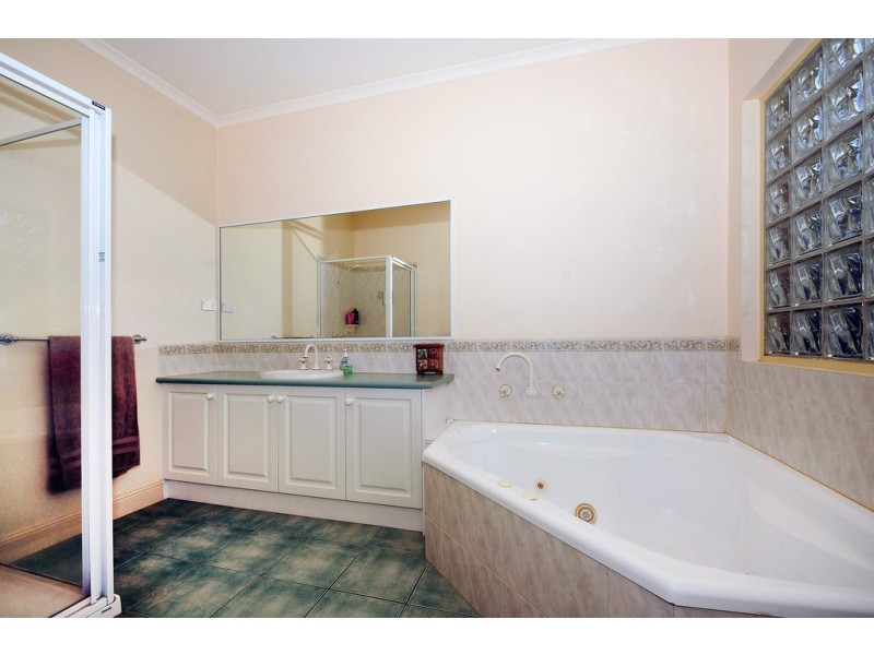 8 Windsor Grange Court, Skye VIC 3977