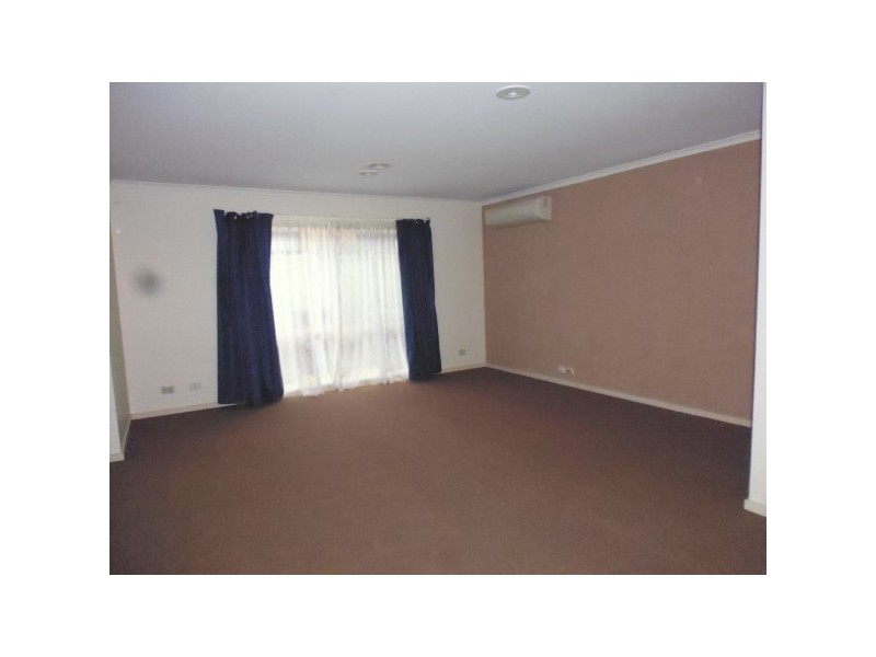 3 Oakmont  Place, Cranbourne West VIC 3977