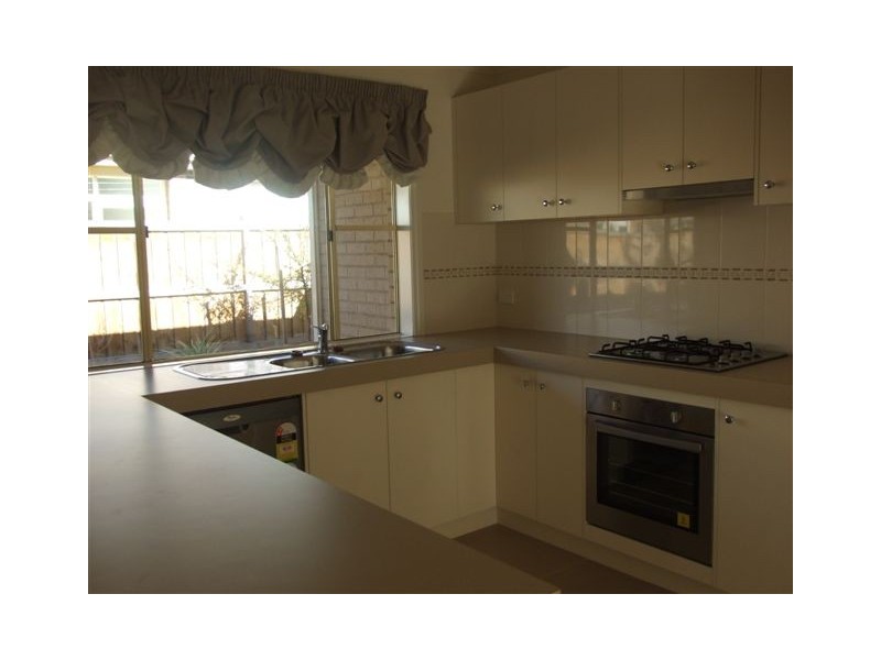 4 Aisbett Close, Lynbrook VIC 3975