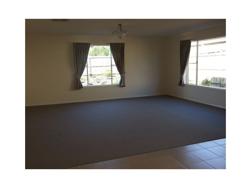 4 Aisbett Close, Lynbrook VIC 3975