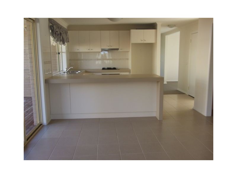 4 Aisbett Close, Lynbrook VIC 3975