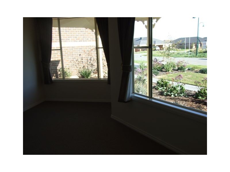 4 Aisbett Close, Lynbrook VIC 3975