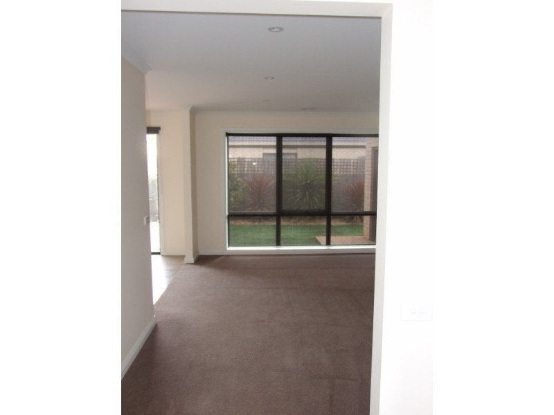 2/1 McDonald Street, Skye VIC 3977