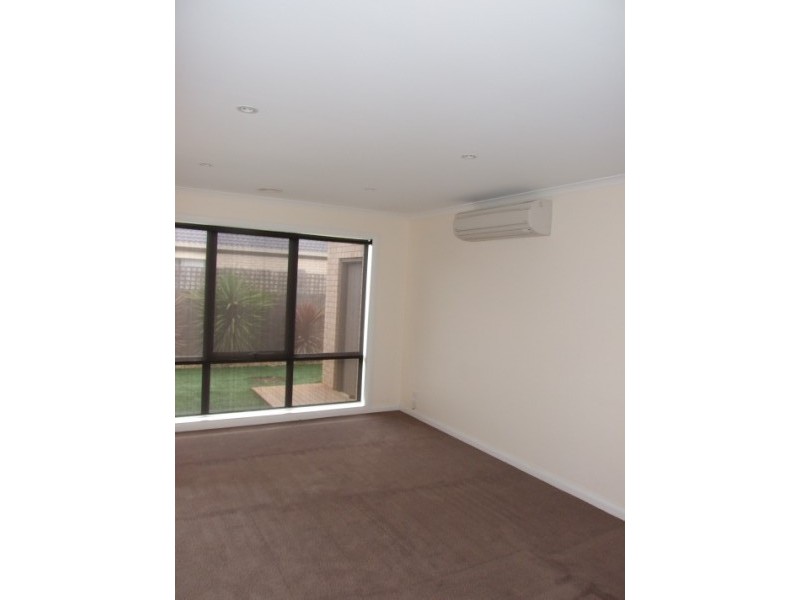 2/1 McDonald Street, Skye VIC 3977