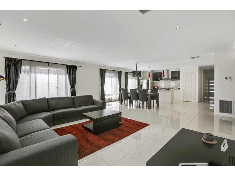 76 Glenelg Street, Clyde North VIC 3978