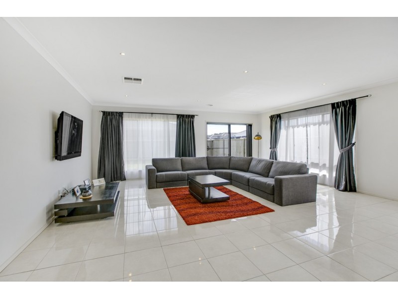 76 Glenelg Street, Clyde North VIC 3978