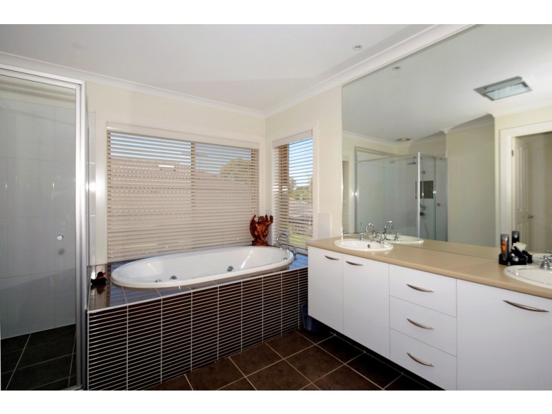 80 Broderick Rd, Carrum Downs VIC 3201