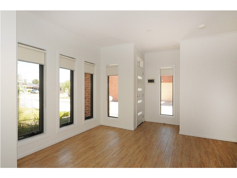 2/27 Brunnings Road, Carrum Downs VIC 3201