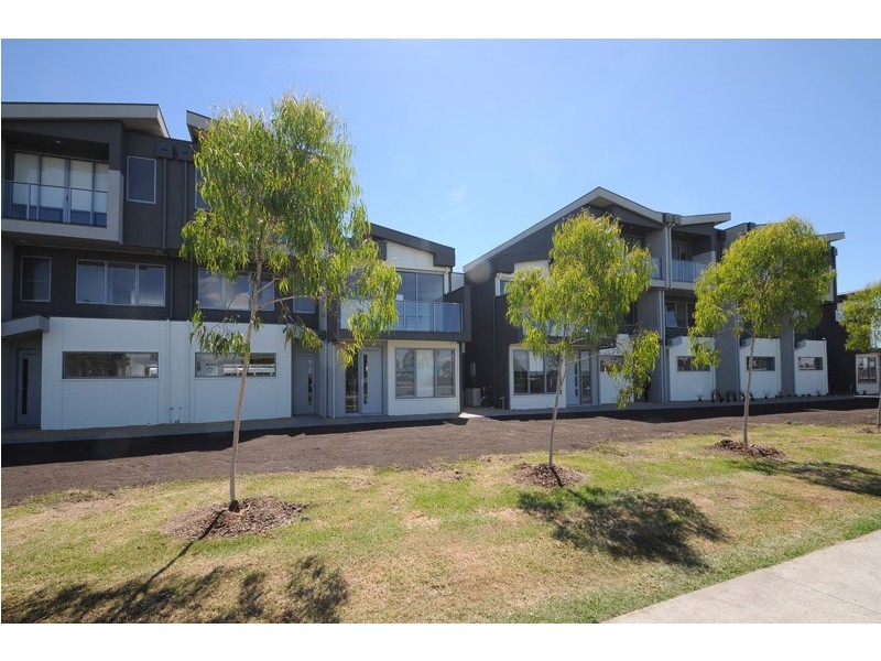 12 Topal Drive, Officer VIC 3809