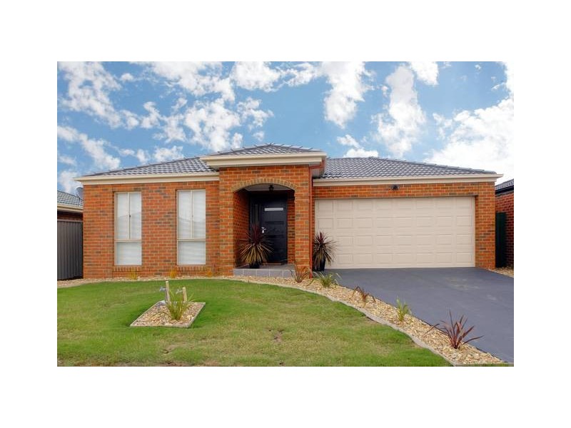 19 Tyndall Street, Cranbourne East VIC 3977