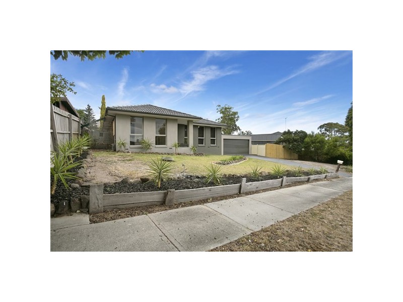 13 Joseph Banks Crescent, Endeavour Hills VIC 3802