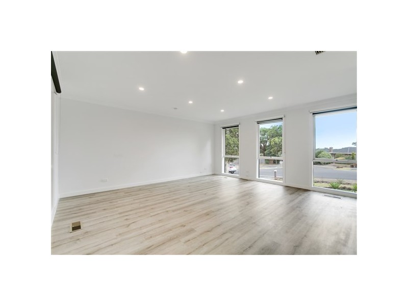 13 Joseph Banks Crescent, Endeavour Hills VIC 3802