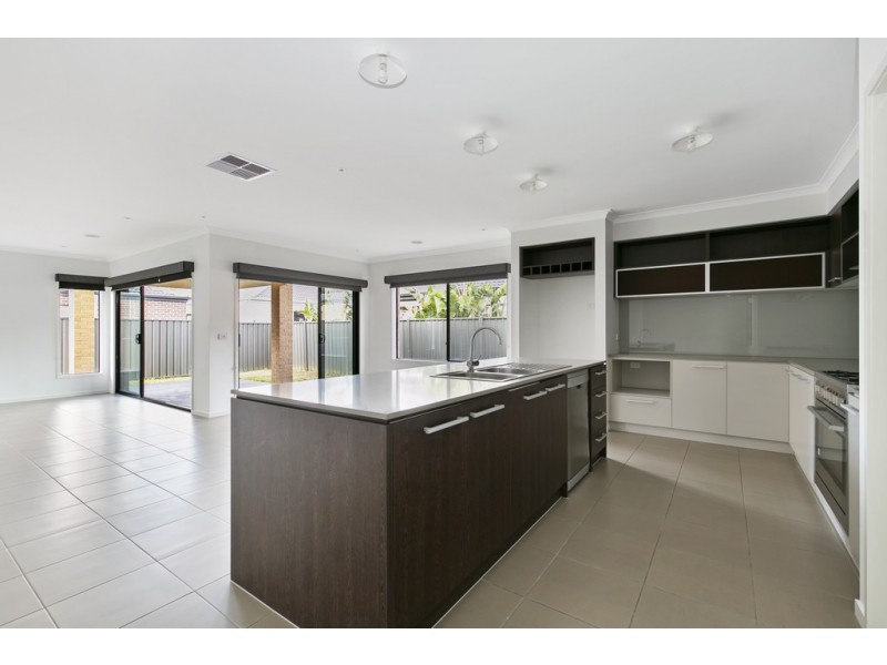 31 Fortuna Crescent, Cranbourne West VIC 3977