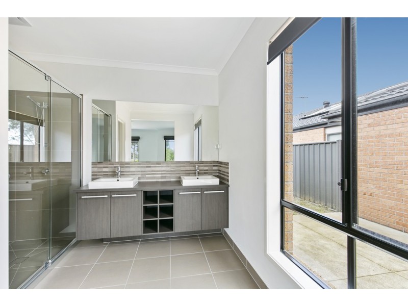 31 Fortuna Crescent, Cranbourne West VIC 3977