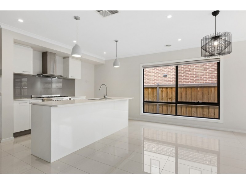 9 Trueman Street, Cranbourne West VIC 3977