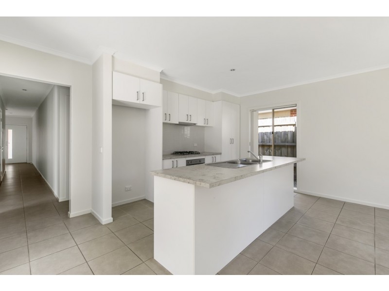 17/105 McMahons Road, Frankston VIC 3199