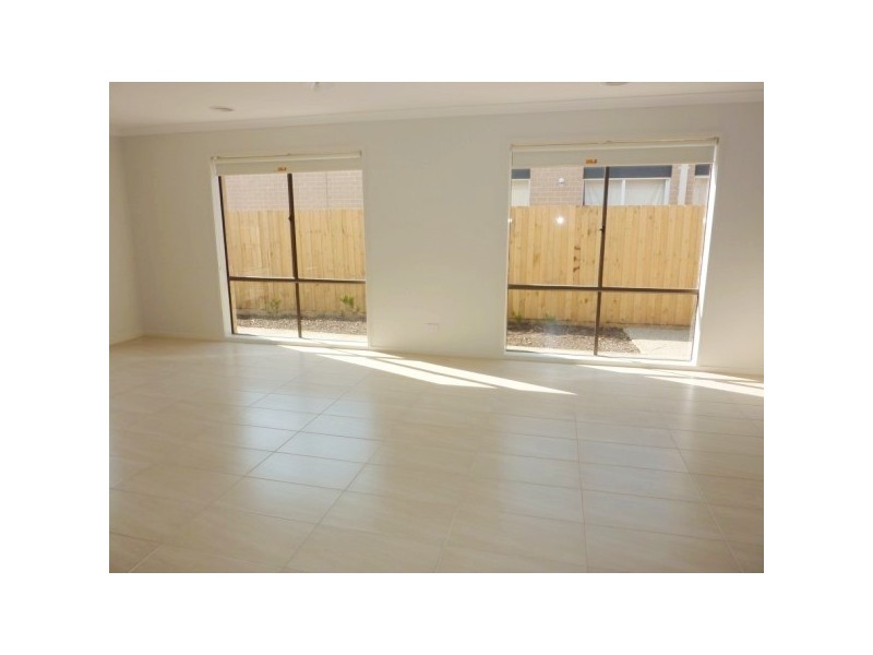 18 Eden Avenue, Skye VIC 3977