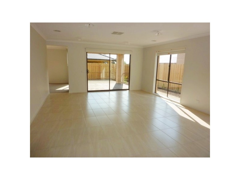 18 Eden Avenue, Skye VIC 3977