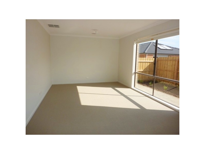 18 Eden Avenue, Skye VIC 3977