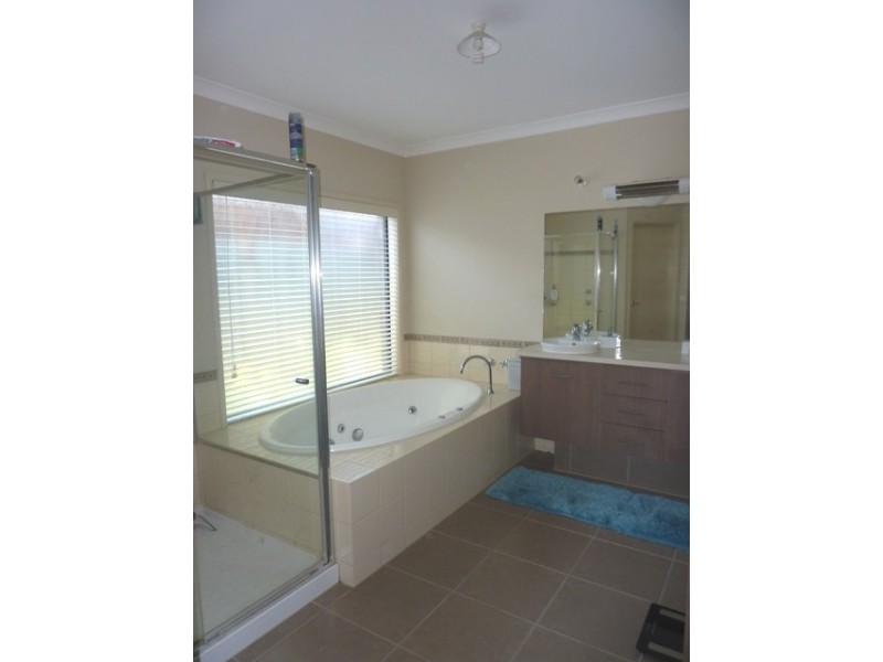 40 Diamond Parade, Skye VIC 3977