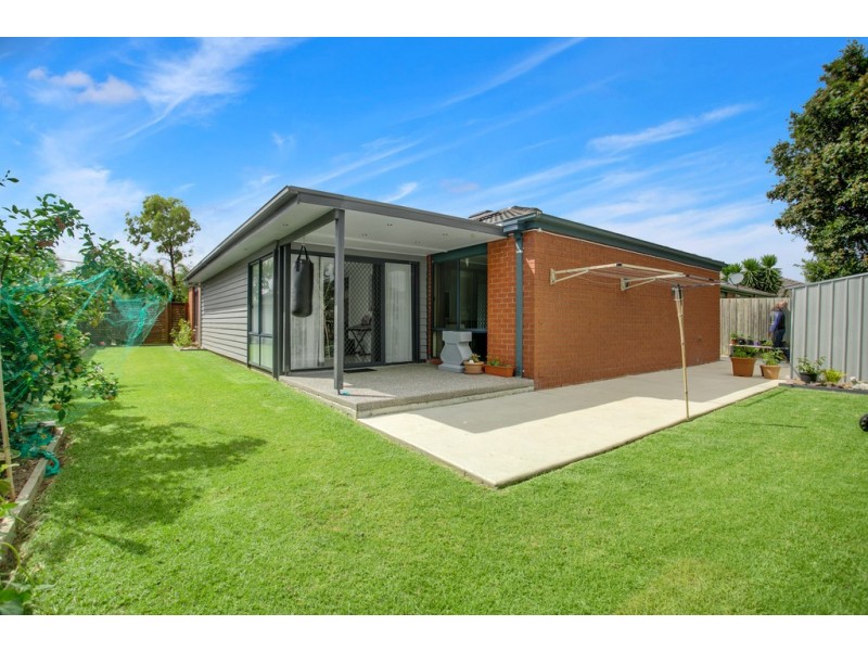 17 Chardonnay Drive, Skye VIC 3977