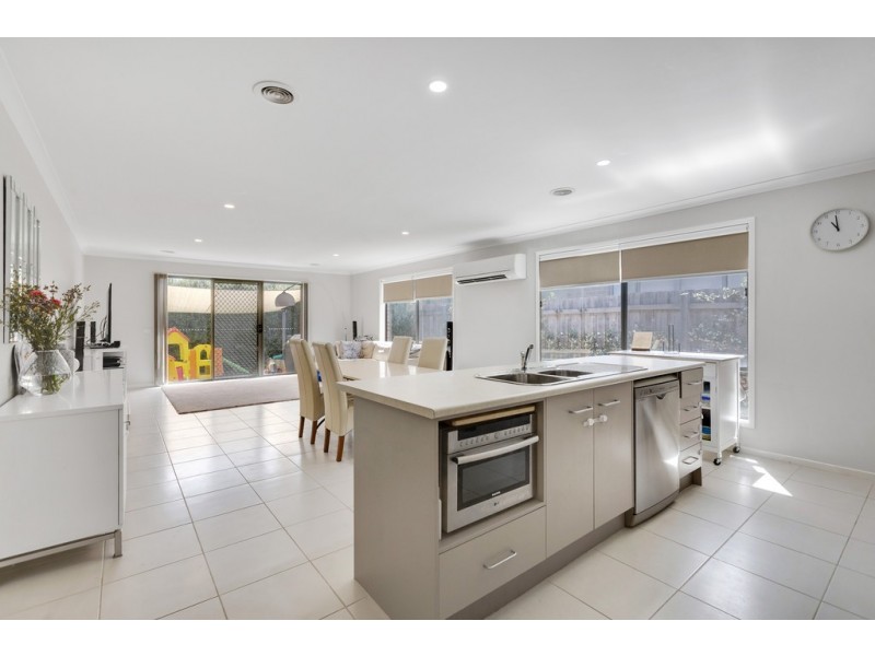 8 Eden Avenue, Skye VIC 3977