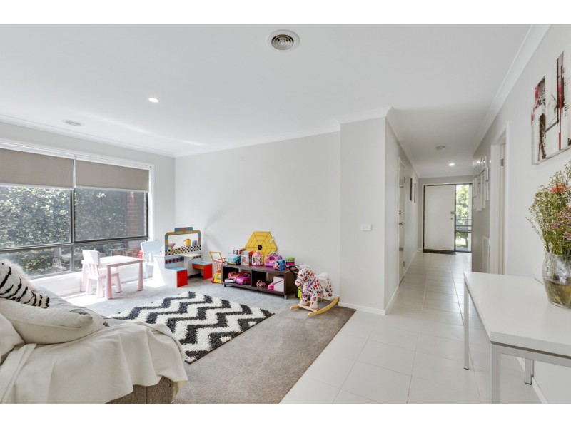 8 Eden Avenue, Skye VIC 3977