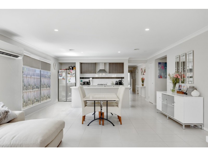 8 Eden Avenue, Skye VIC 3977