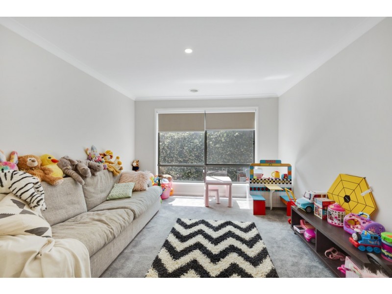 8 Eden Avenue, Skye VIC 3977