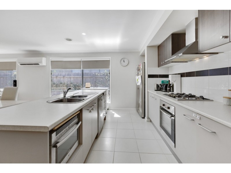 8 Eden Avenue, Skye VIC 3977