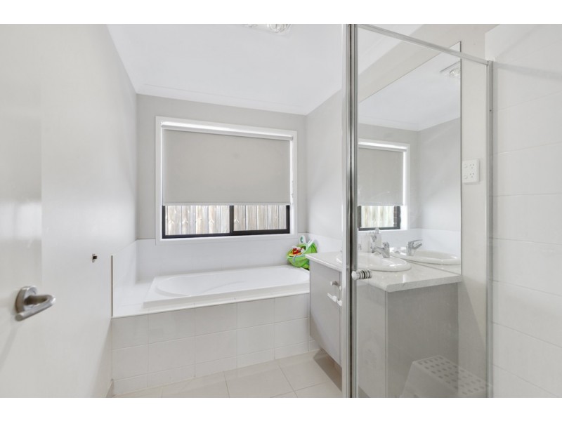 8 Eden Avenue, Skye VIC 3977