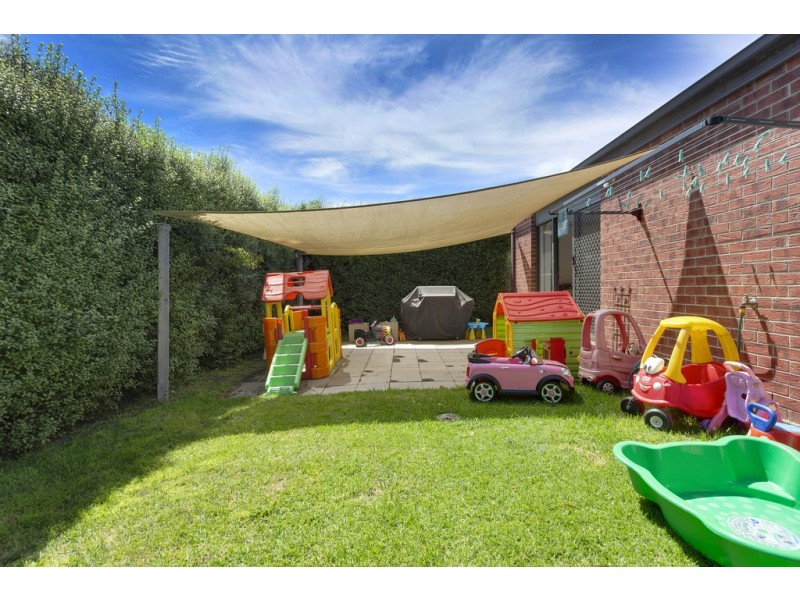 8 Eden Avenue, Skye VIC 3977