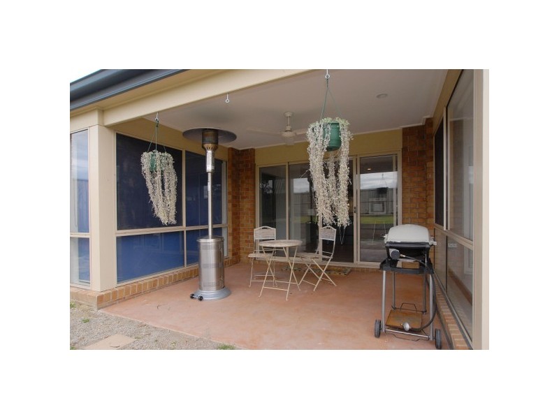 38 Clifton Grove, Carrum Downs VIC 3201