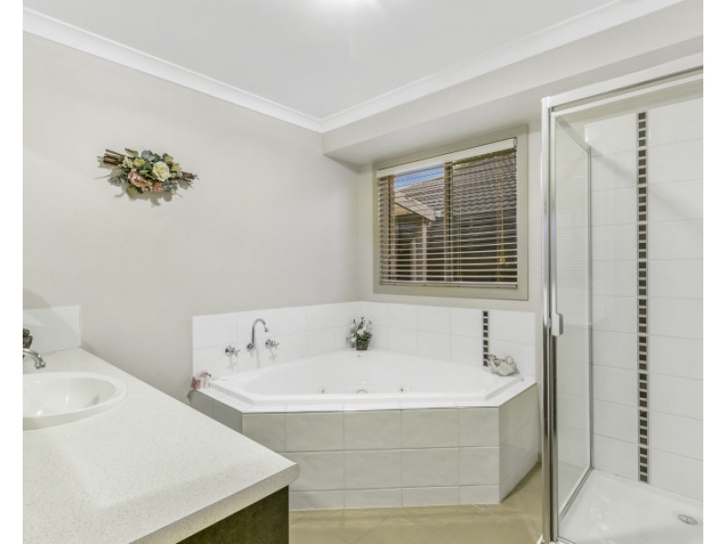 24 Diamond Parade, Skye VIC 3977