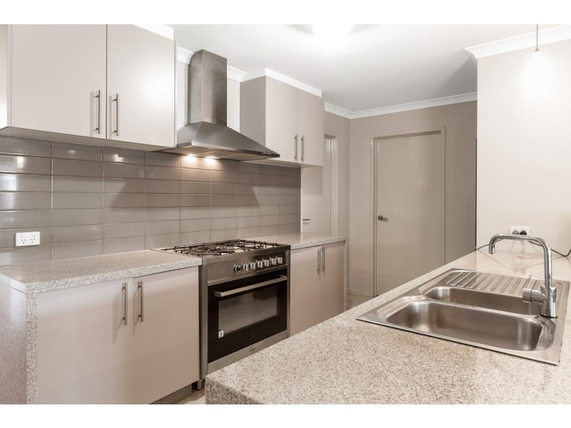 19 Eden Avenue, Skye VIC 3977