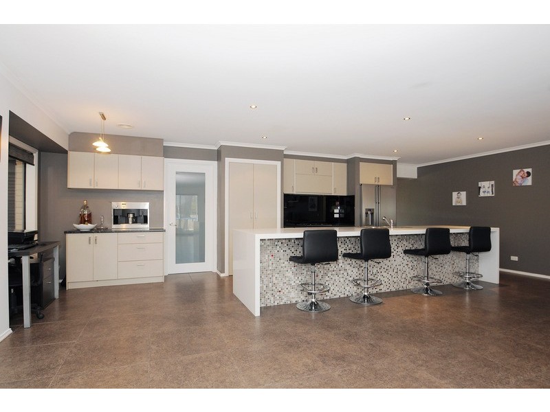 11 Whiting Court, Skye VIC 3977