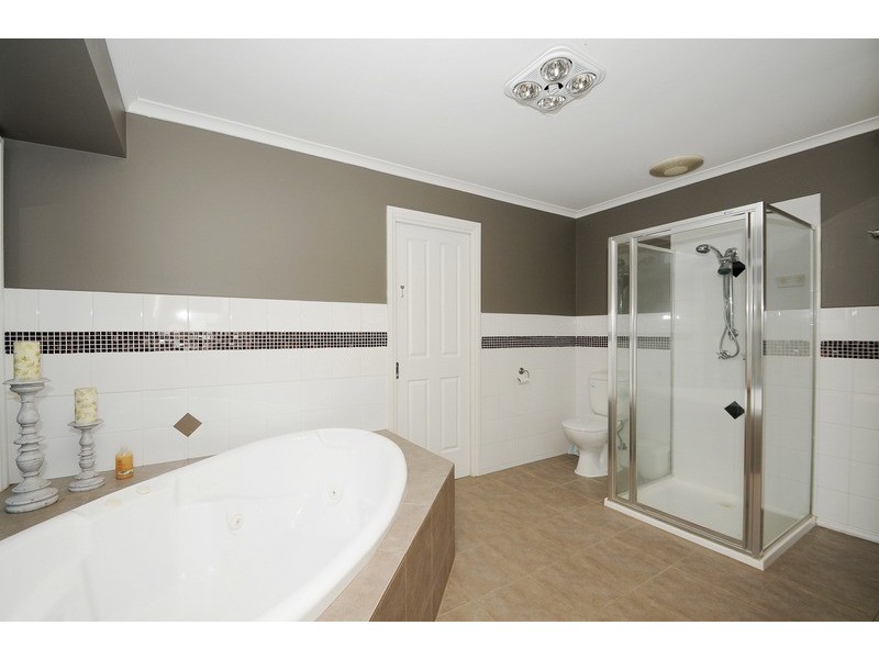 11 Whiting Court, Skye VIC 3977