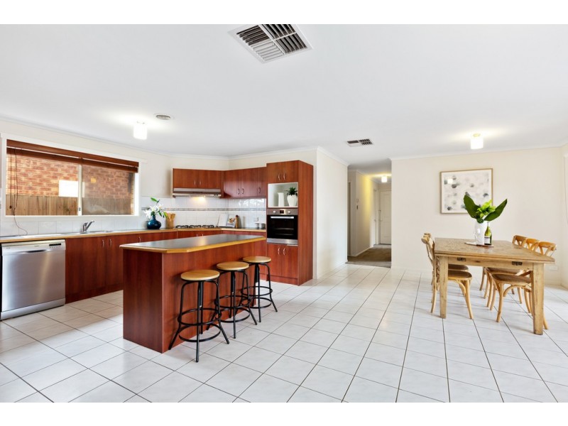 18 Esta Court, Carrum Downs VIC 3201