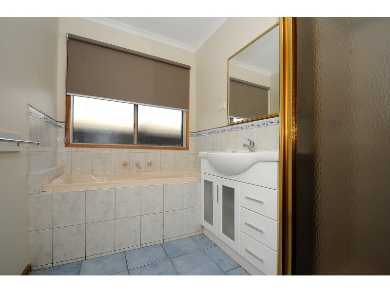 13 Clifton Grove, Carrum Downs VIC 3201