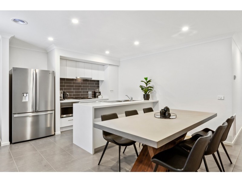 71 Waterman Drive, Clyde VIC 3978