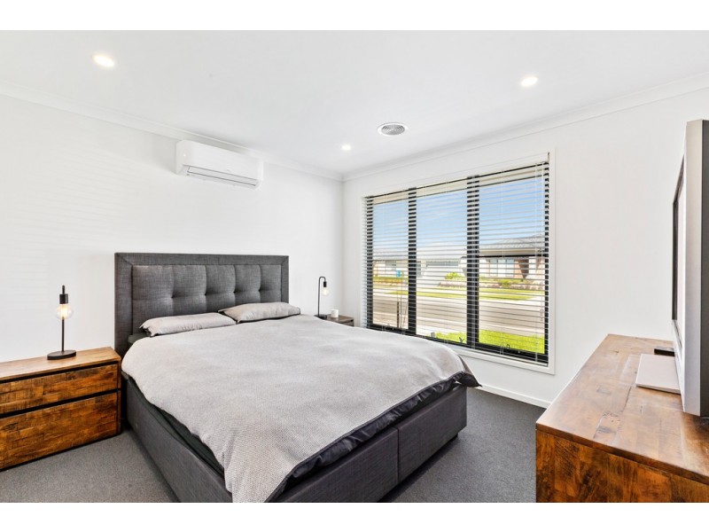 71 Waterman Drive, Clyde VIC 3978